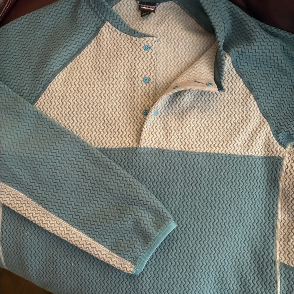 Patagonia Two-Tone Teal and Cream Waffle-Knit Pullover Sweater